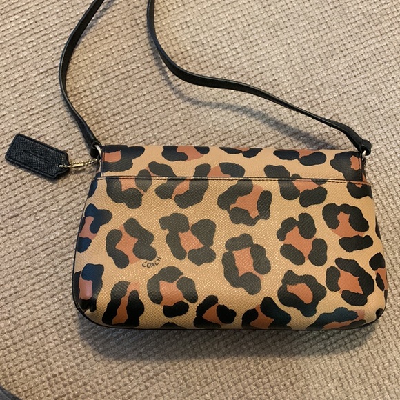 COACH Leopard Print Crossbody. Big enough to carry phone, keys, small wallet. - Picture 8 of 12